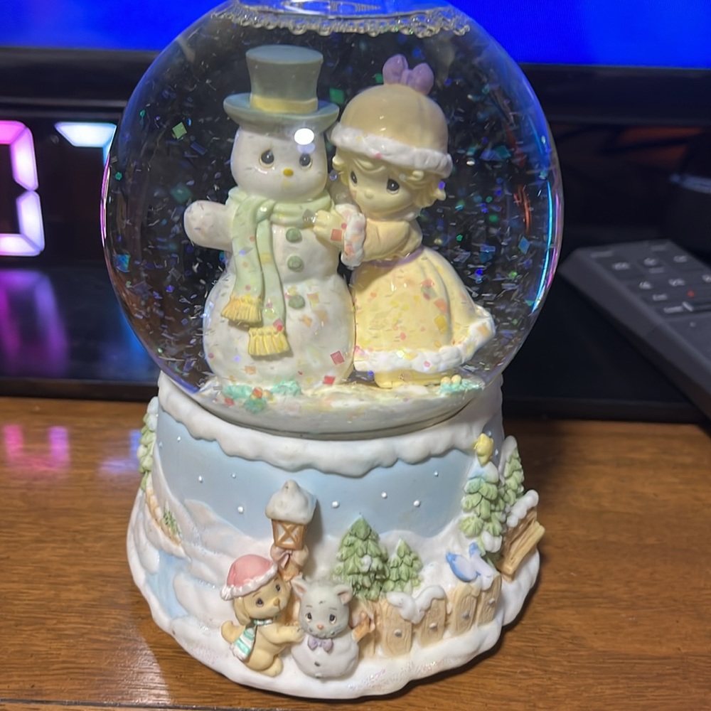 Precious moments, snow globe, ‘we wish you a merry Christmas’.